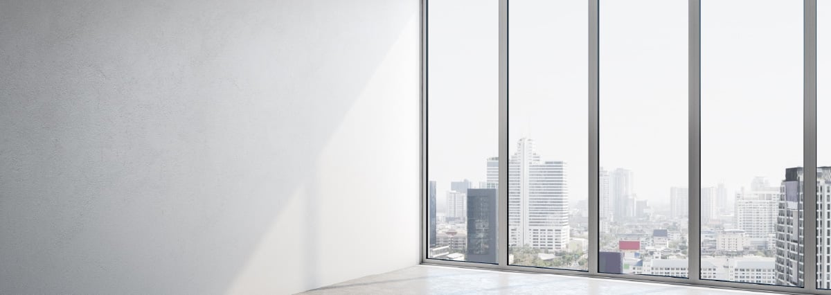 Vue sur une skyline depuis un bureau