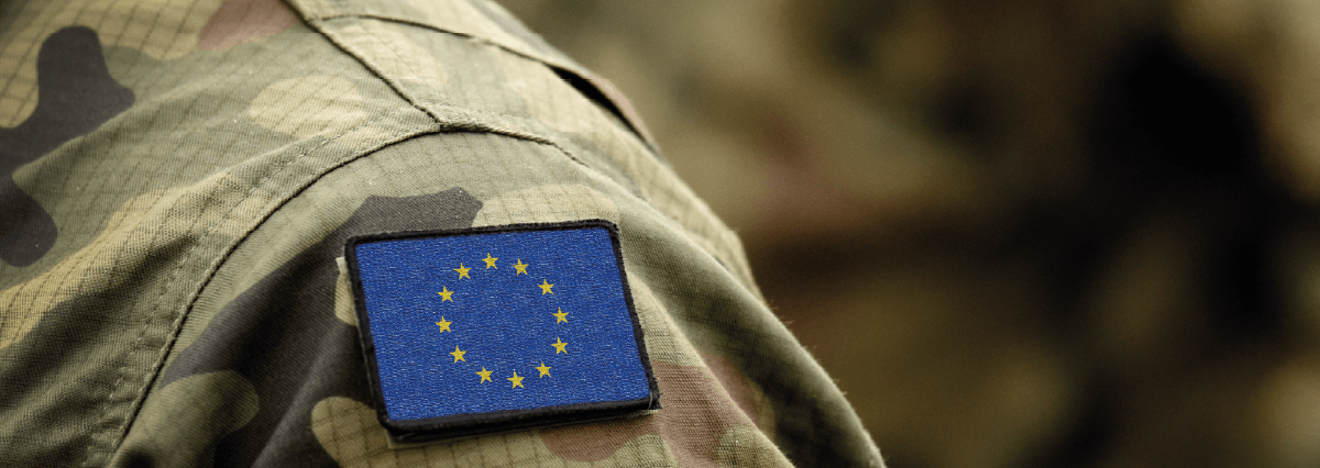 Épaule d'un uniforme militaire avec un patch du drapeau européen