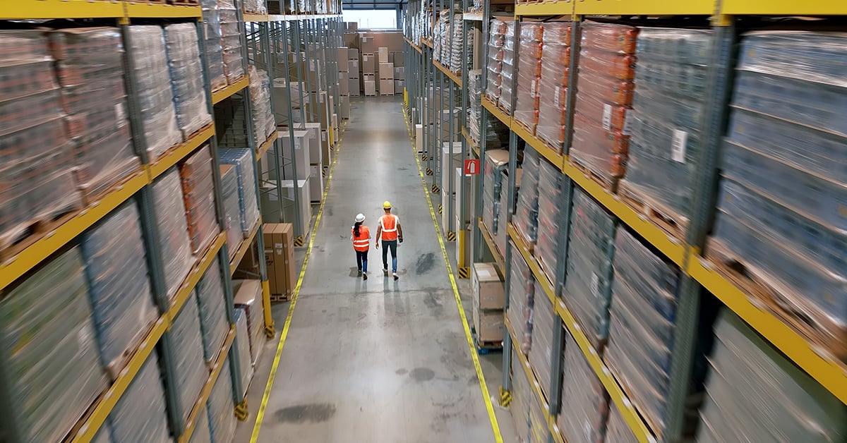 Deux personnes dans un centre de stockage