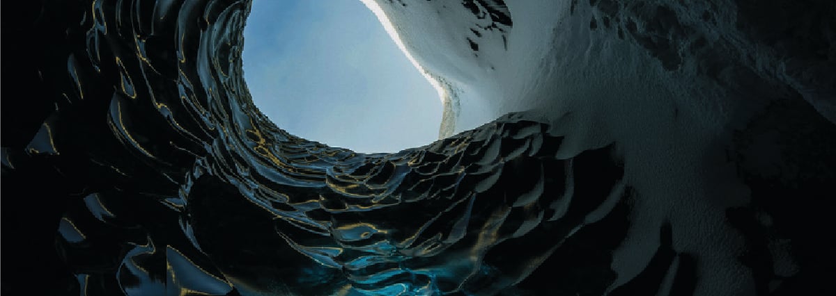Grotte marine ouverte vers la lumière.