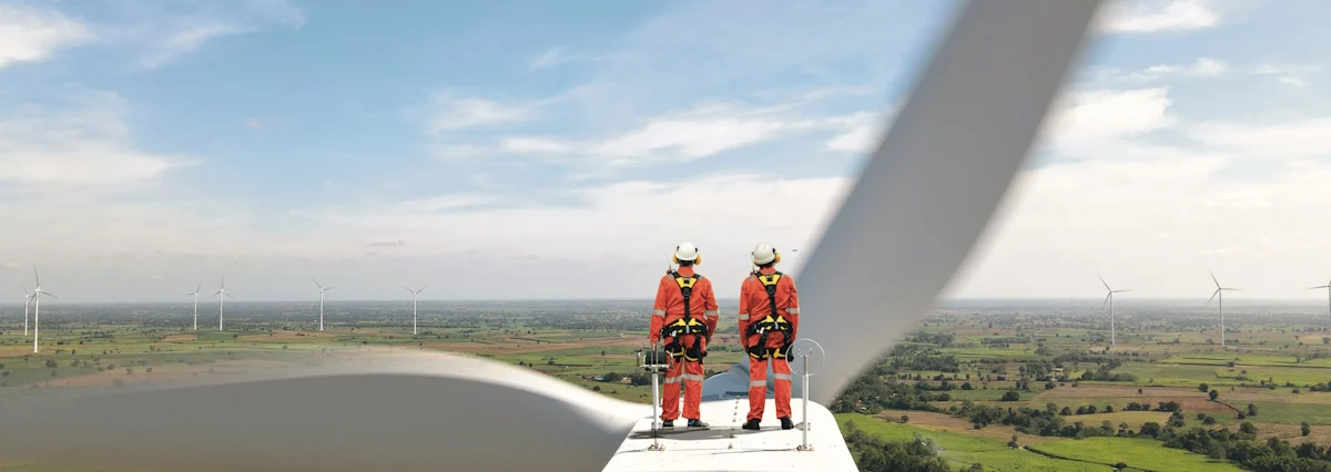 Trois personnes sur un chantier