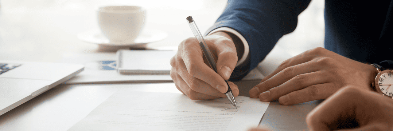 Deux personnes signent un contrat