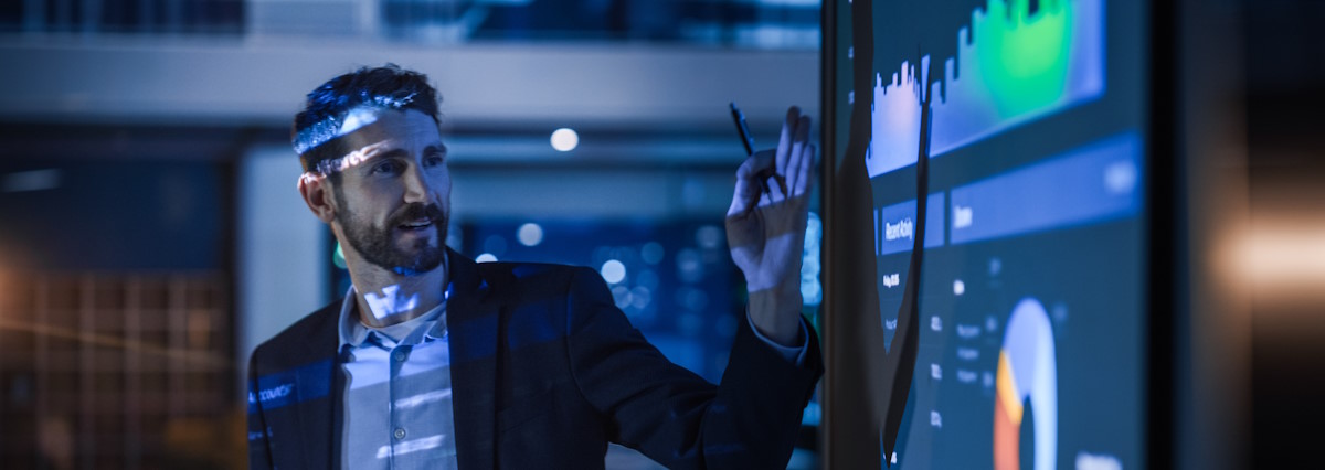 Deux personnes regardent un ordinateur