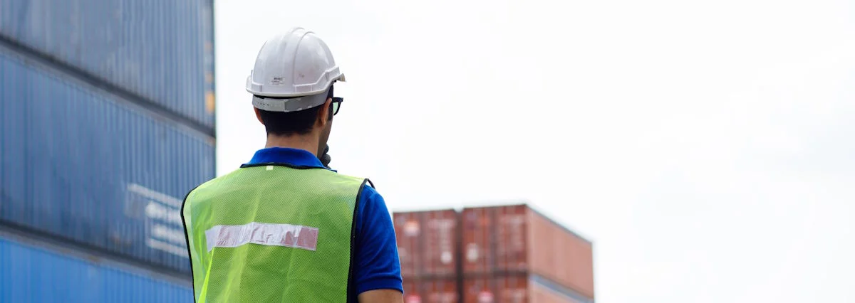 Trois personnes sur un chantier