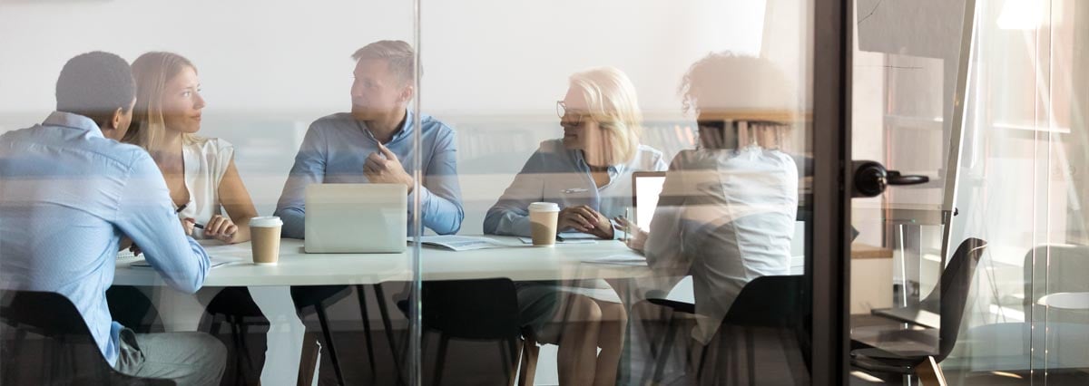 Cinq personnes dans un bureau