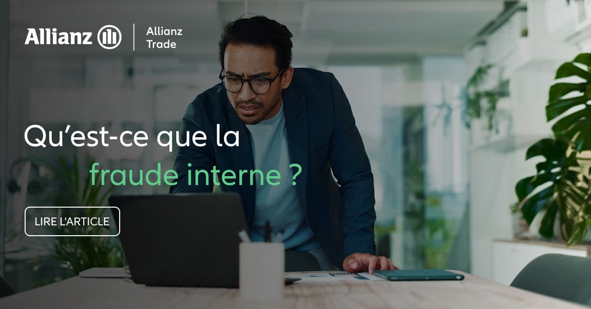 Un homme regarde un ordinateur portable