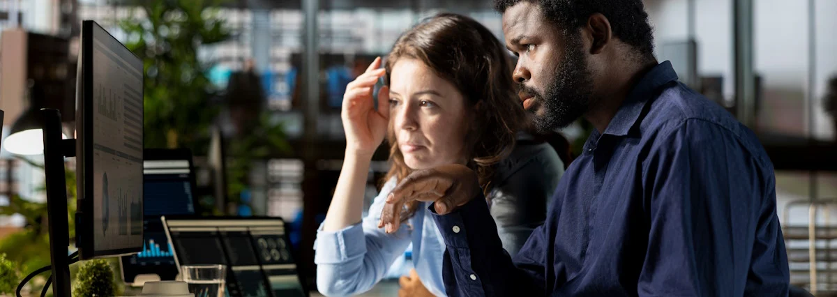 Deux personnes regardent un ordinateur