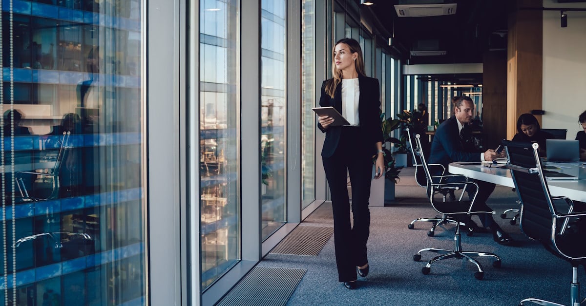 Une personne debout dans un bureau