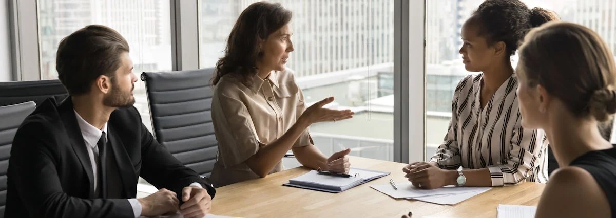 Quatre personnes discutent lors d'une réuion